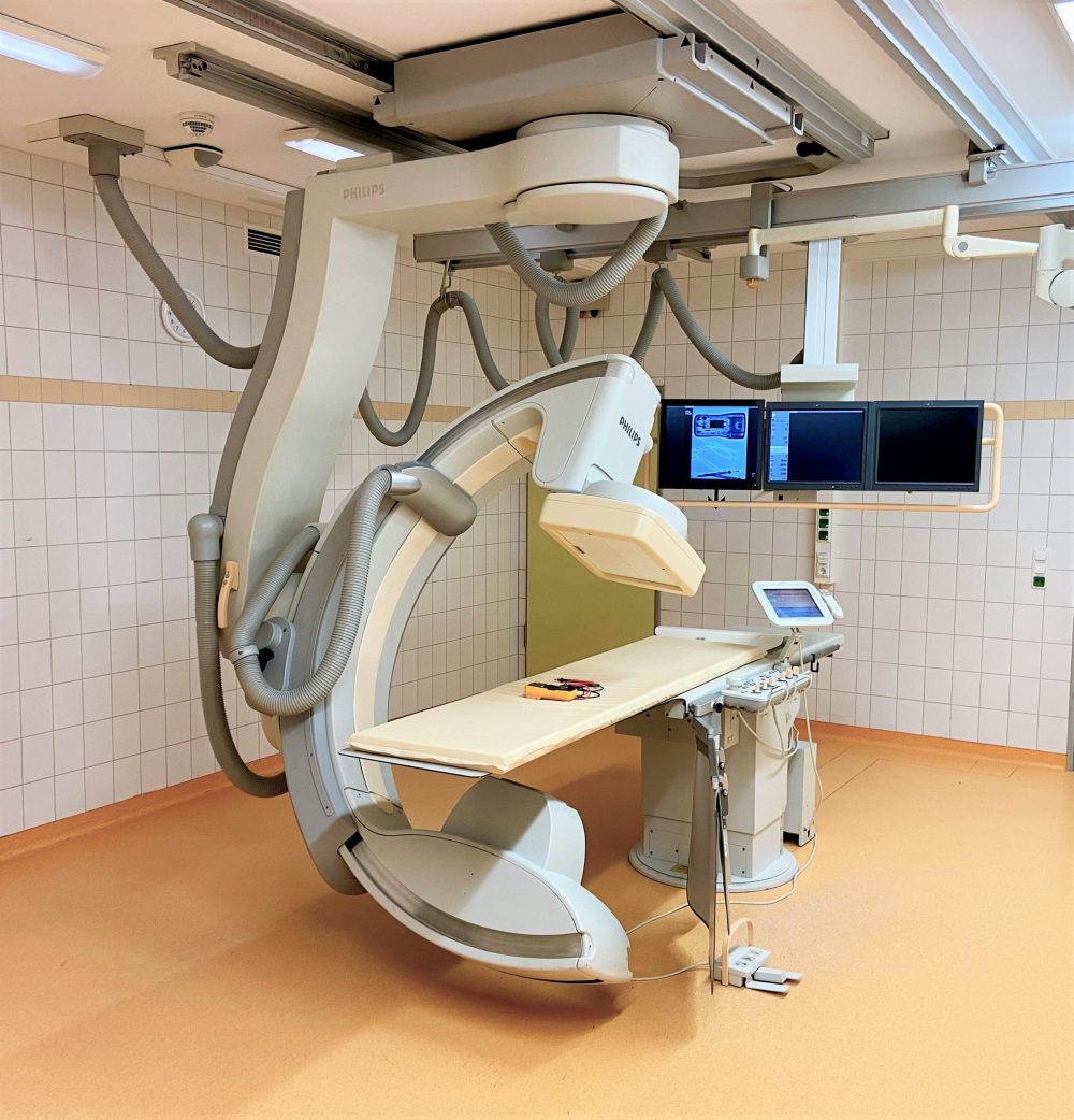 what procedures are done in a cath lab & what is done in a cath lab|Single plane cath lab explained|floor vs ceiling mounted cath lab explained|Cath lab - LBN Medical|Single vs biplane cath labs pros and cons - LBN Medical. Single vs biplane cath lab.|C-arm vs Cath Lab - LBN Medical